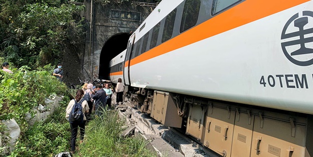 Tayvan'da korkunç kaza! Onlarca ölü var