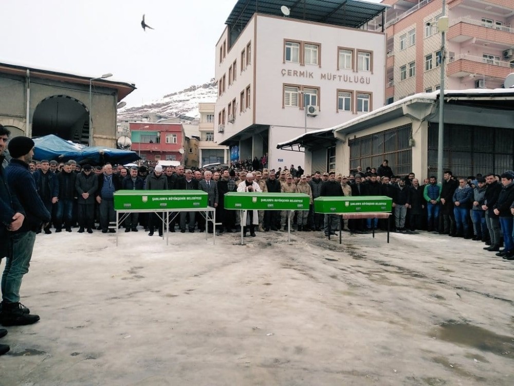 Taziye dönüşü hayatını kaybeden 3 kişi toprağa verildi 
