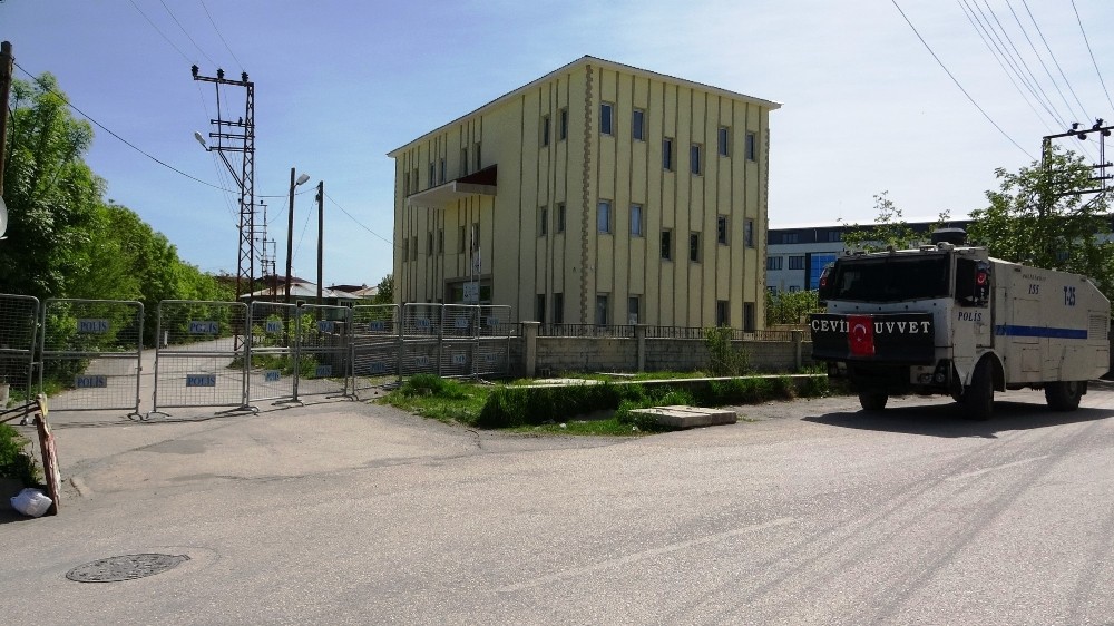 Taziyenin olduğu mahallede bazı sokaklar karantinaya alındı 