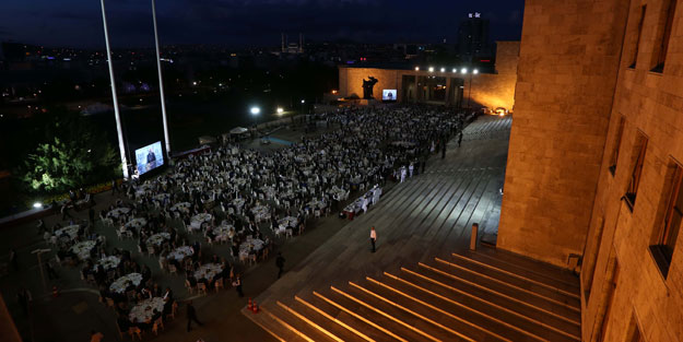 TBMM bahçesinde iftar