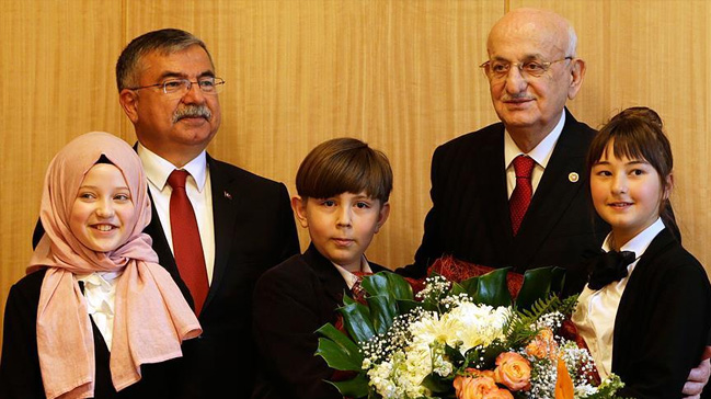 TBMM Başkanı Kahraman koltuğunu çocuklara devretti