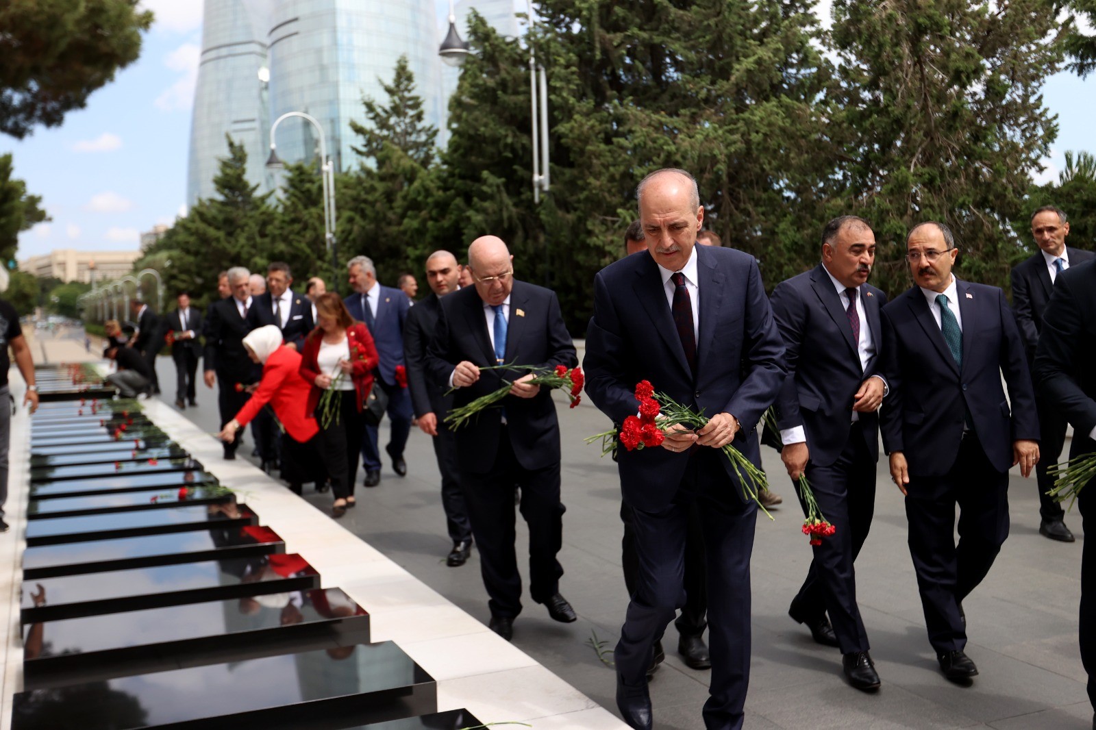 TBMM Başkanı Kurtulmuş Azerbaycan’da Şehitler Hyabanı ve Türk Şehitliğini ziyaret etti