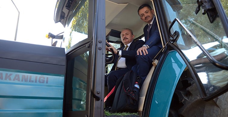 TBMM Başkanı Mustafa Şentop ile Bakan Pakdemirli beraber traktör kullandı