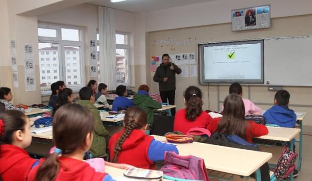 TBMM Başkanı Şentop, akıllı tahta isteyen öğrencinin yüzünü güldürdü