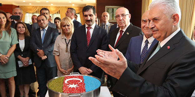 TBMM Başkanı Yıldırım, Bakü'de aşure dağıttı