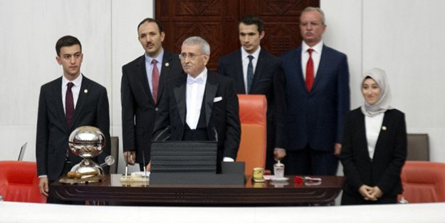 TBMM Geçici Başkanı Durmuş Yılmaz vekillere ikazlarda bulunuyor