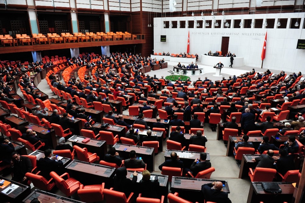 TBMM Genel Kurulunda Libya’ya asker gönderilmesine ilişkin tezkere kabul edildi. Tezkereye 325 kabul, 184 ret oyu verildi. 