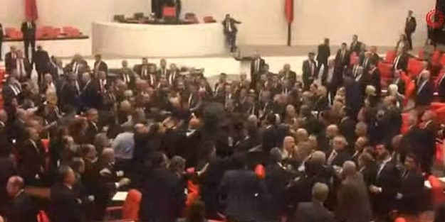 TBMM’de gündemi sarsan kavga! Vekil uçan tekmeyle girdi