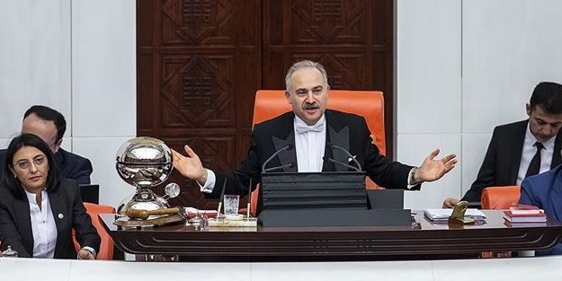 TBMM'de ilginç anlar! AK Partililer CHP'li ismi tebrik etti