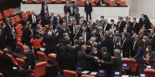 TBMM'de kavga! CHP'li vekil MHP'li vekile saldırdı