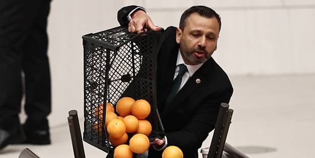 TBMM'de şov yapan CHP'li vekil portakalları yere döktü! 'Nimete saygısızlık, millete saygısızlık!'
