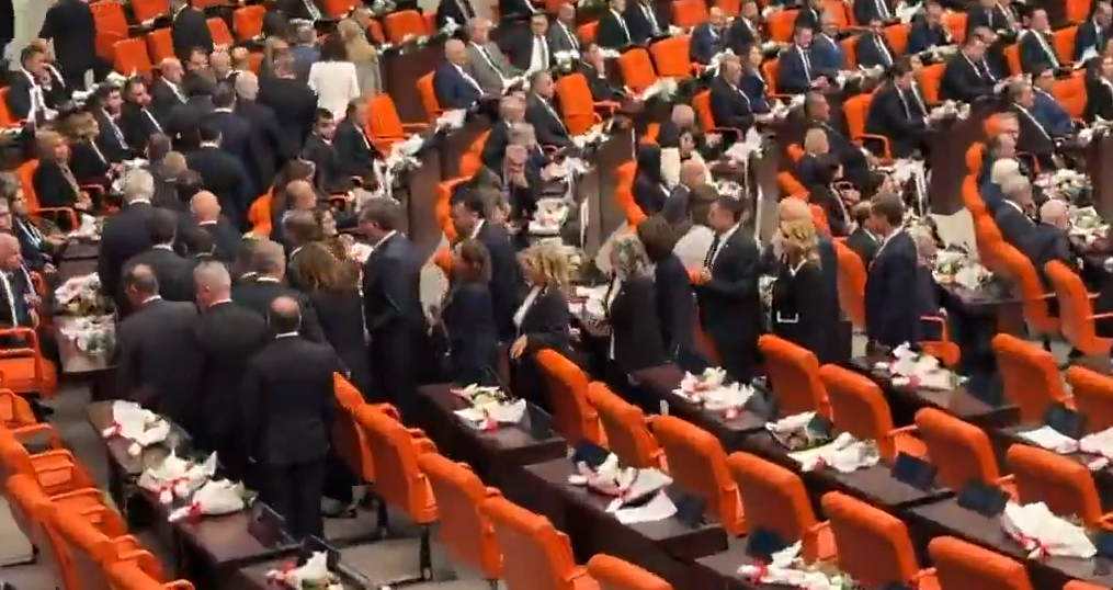 TBMM'de yeni yasama yılı oturumunda rezalet: Başkan Erdoğan kürsüye çıktı! YP salonu terk etti