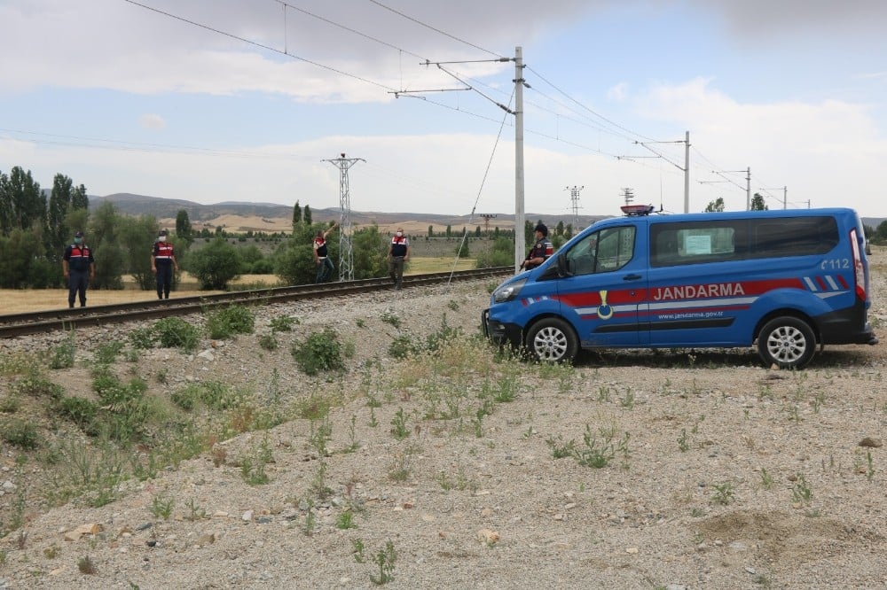 TCDD tren hattından bakır kablo çalan şüpheliler yakalandı 