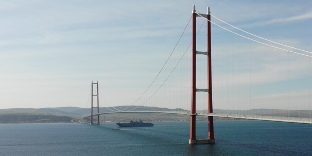 ‘TCG Anadolu’ 1915 Çanakkale Köprüsü'nün altından geçti