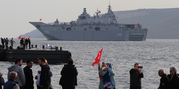 TCG Anadolu Çanakkale Boğazı'ndan geçti