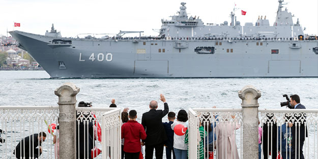 TCG Anadolu'dan Başkomutan'a selam