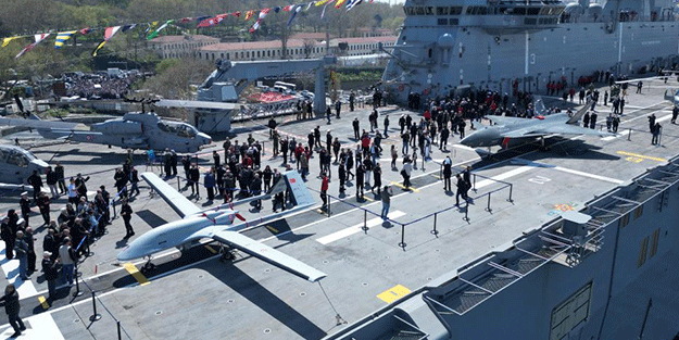 TCG Anadolu'yu yakından görmek isteyenler Sarayburnu'na akın etti!