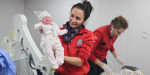 TCG Bayraktar'da muhteşem anlar! Depremzede kadının kız çocuğu dünyaya geldi