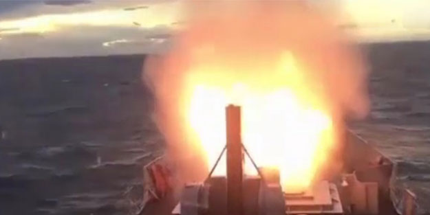 TCG Göksu'dan ateşlenen Şimşek hedef uçağı böyle vurdu