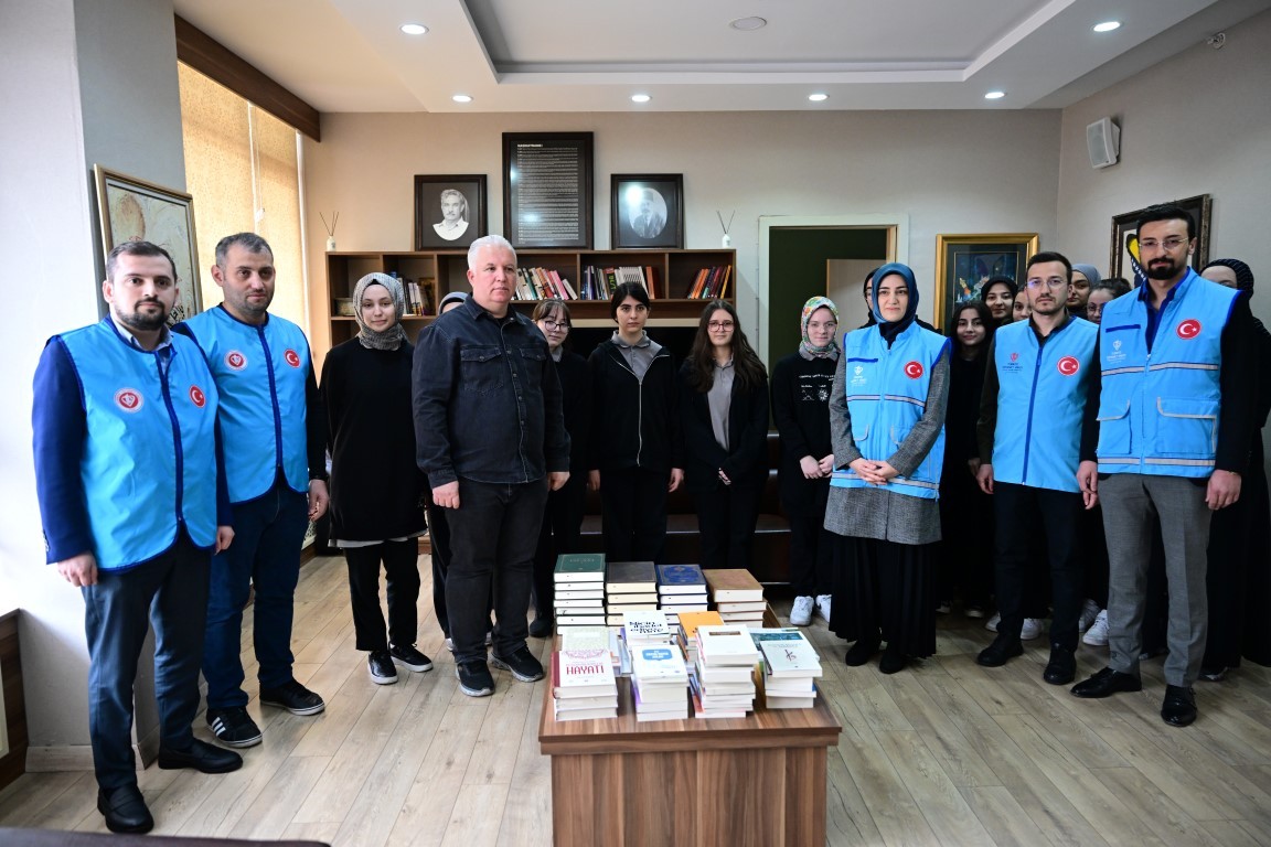 TDV Bayrampaşa’daki bir okula dini kitaplar hediye etti