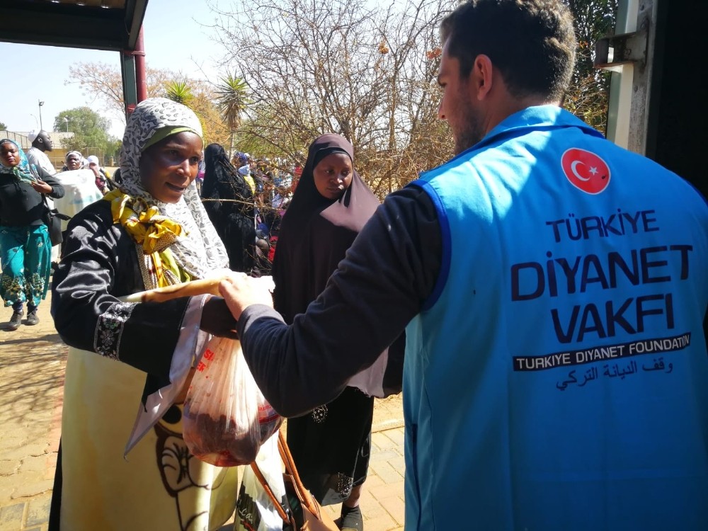TDV Mandela’nın doğduğu köye kurban yardımında bulundu 