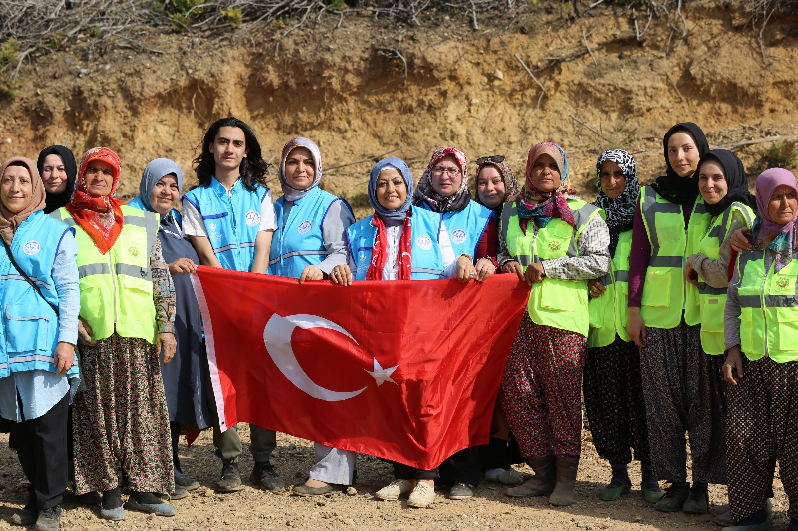 TDV yanan ormanlık alanı yeşertmek için 11 bin fidan dikti