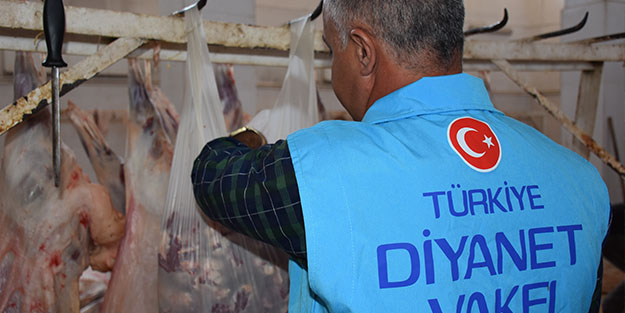 TDV, Yüksekova'da 800 aileye kurban eti dağıttı
