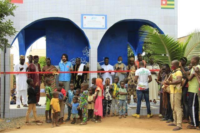 TDV yurtlarında barınan öğrenciler harçlıklarıyla Togo’da su kuyusu açtırdı