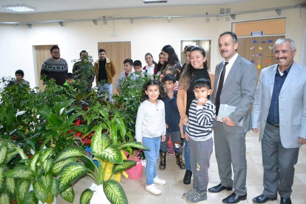 Tebrik için gönderilen çiçekleri öğrencilere hediye etti 