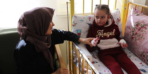 Tedavi edilen 6 kelebek hastası ilk kez katı gıdayla beslendi