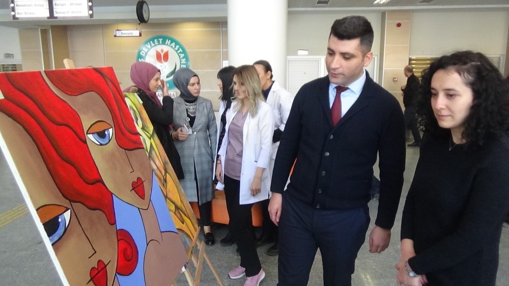 Tedavi gören hastaların yaptığı eserler bir saatte satıldı 