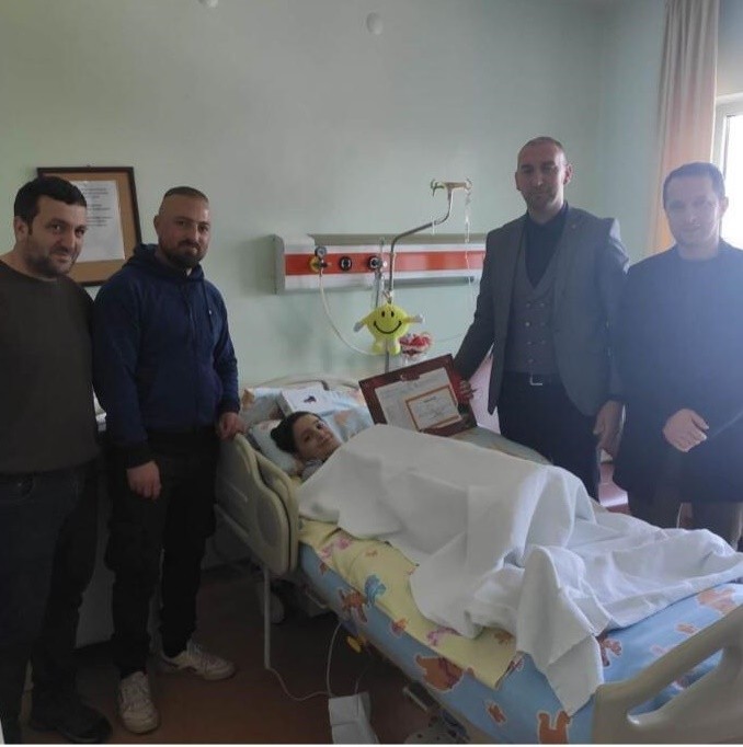 Tedavi gören öğrenci karnesini hastanede aldı 