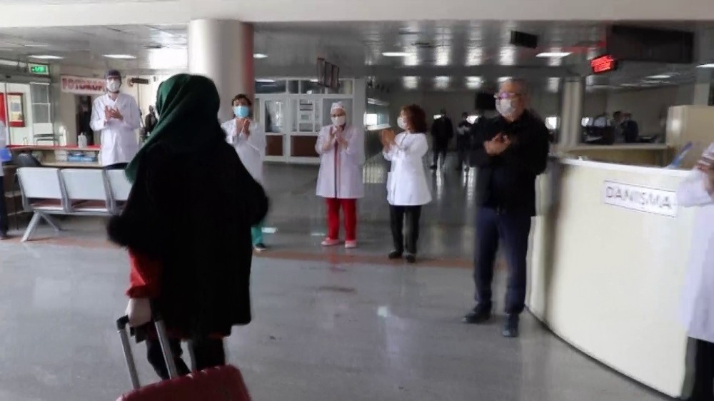 Tedavisi tamamlanan 11 hasta alkışlarla taburcu oldu 