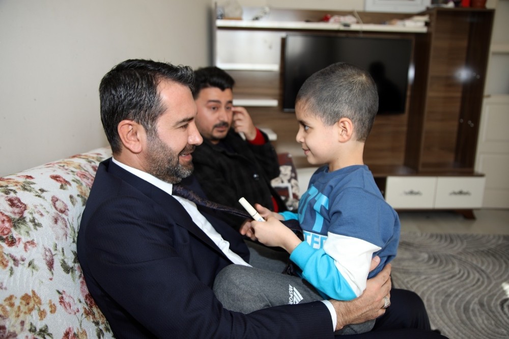 Tedavisine başlanılan Taha’yı, Başkan Şerifoğulları ziyaret etti 