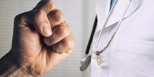 Tedaviyi beğenmedi doktora saldırdı