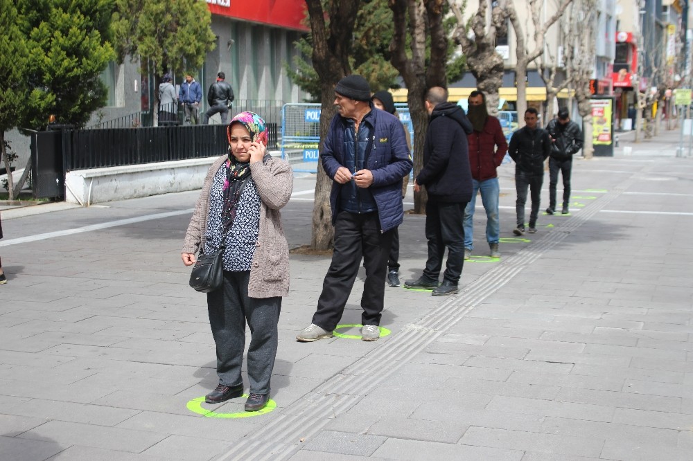 Tedbirler işe yardı, PTT önünde yoğunluk azaldı 