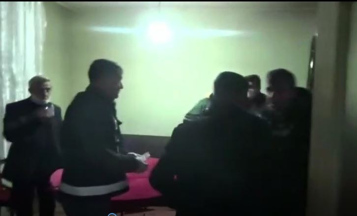 Tedbirleri hiçe sayıp kumar oynayan 13 kişiye polis baskını 