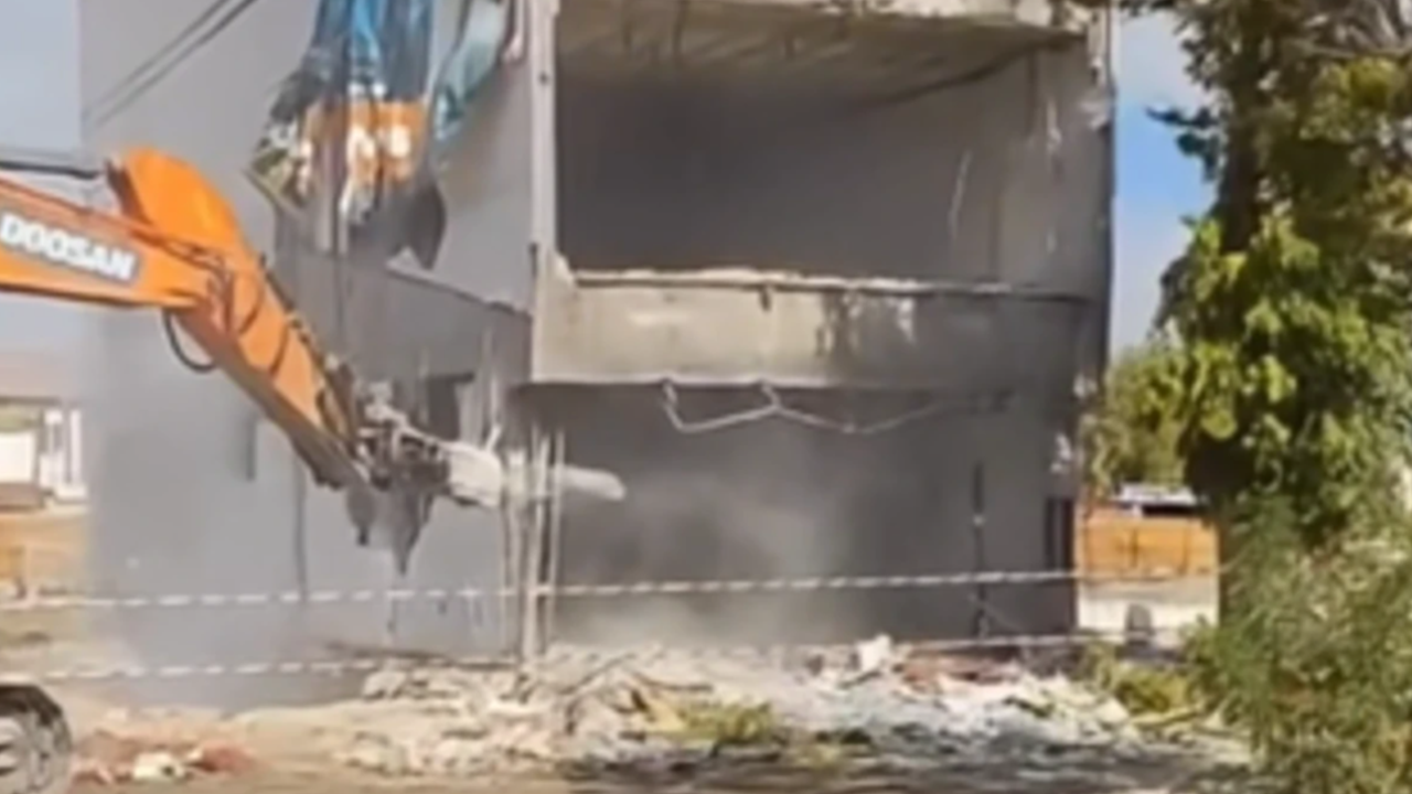 Tedbirsiz bina yıkımı kamerada! Binanın çökme anı araçlara ve yayalara tehlike saçtı