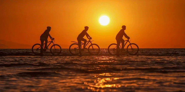 Tedirginlik her geçen gün artıyor! Gölün içinde bisiklet keyfi