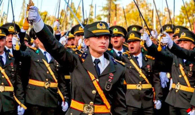 Teğmen misiniz, papağan mısınız?