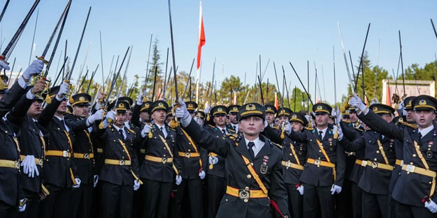 Teğmenlere, Ayet indirenlerin taklidini yapmak yakışmadı