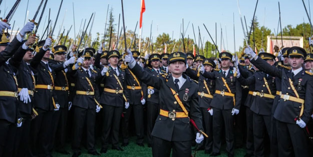 Teğmenlerin kılıçlı korsan yemininde yeni gelişme! 'Kasıt mı, ihmal mi tespit edilecek'