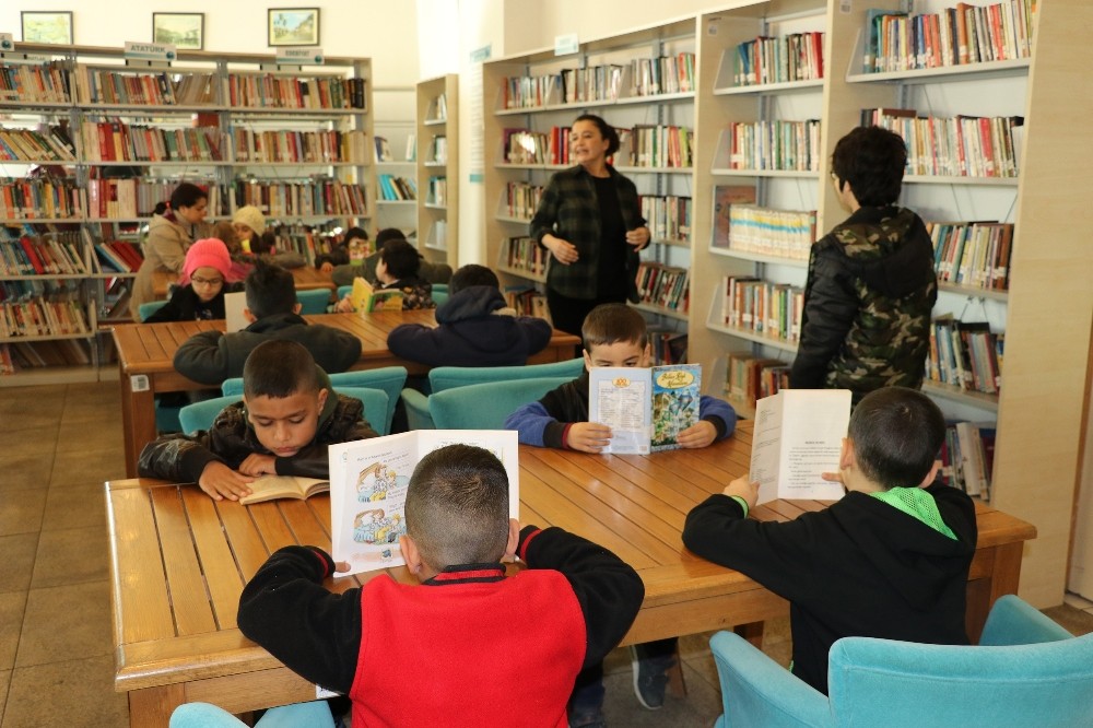 TEGV öğrencileri Büyükşehir Belediyesi kütüphanesi ile tanıştı 