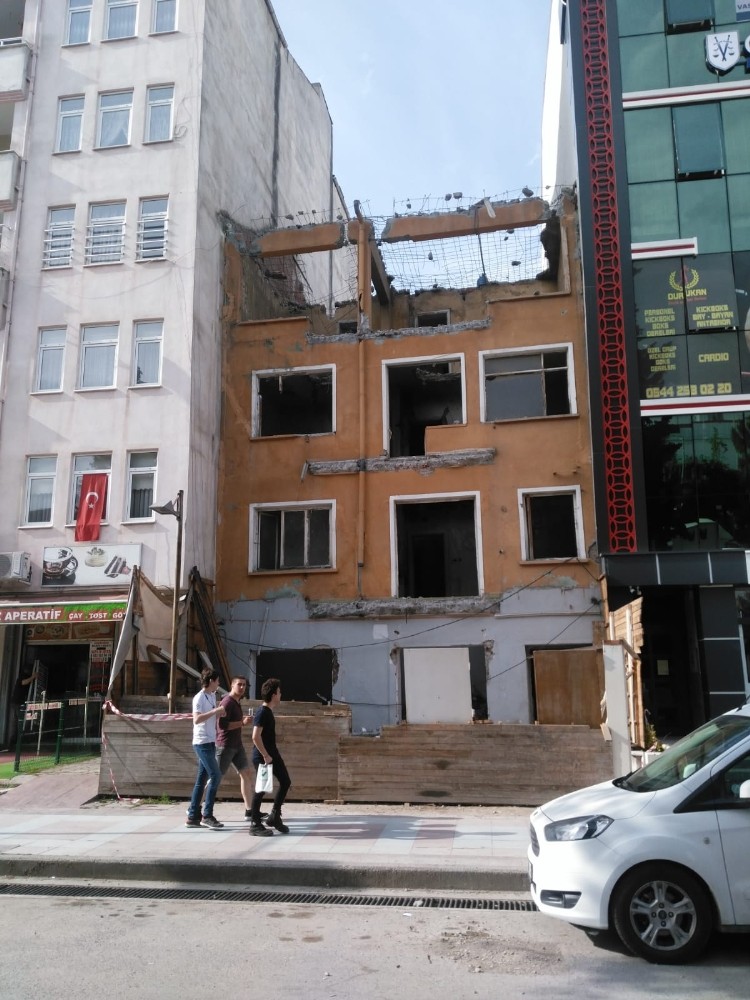 Tehdit oluşturan harabe yapı yıkıldı 