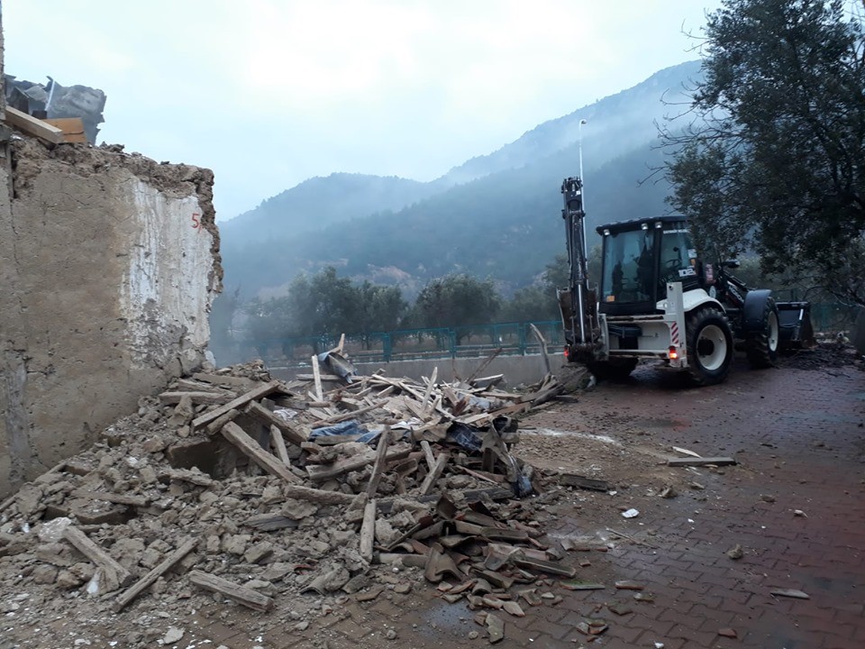 Tehlike arz eden metruk binalar yıkılıyor 