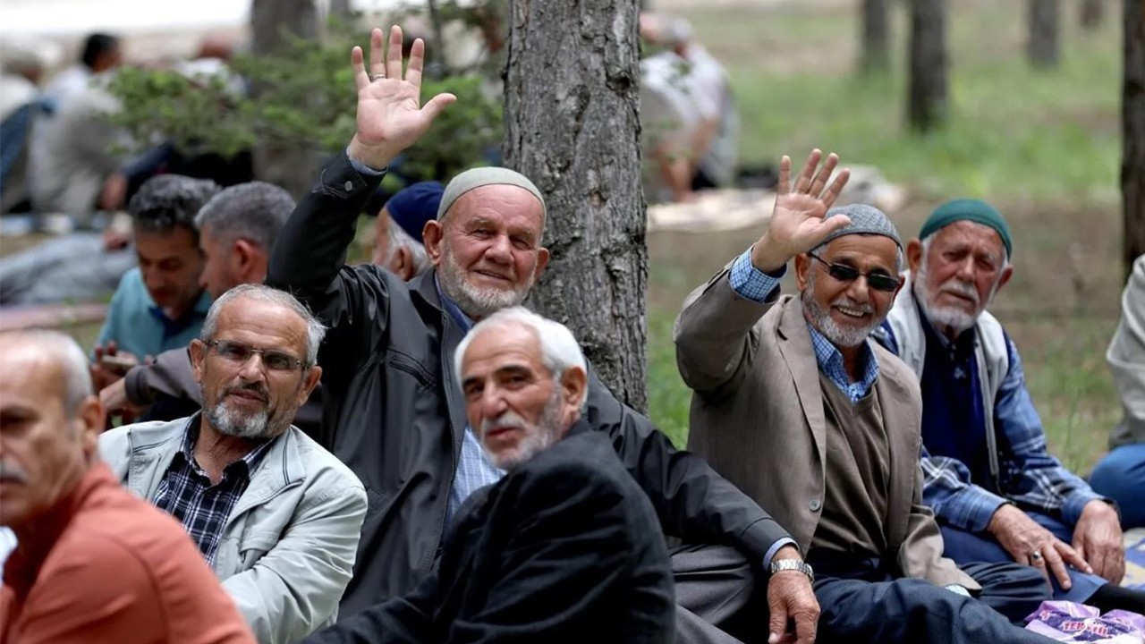 Tehlike çanları çalıyor! Bu gidişle herkes yatacak! İşte emeklilerin çalışanları geçtiği yerler