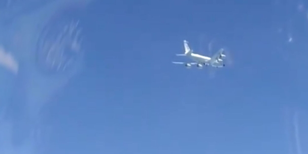 Tehlikeli anlar! Rus jetleri ABD uçaklarını görünce havalandı