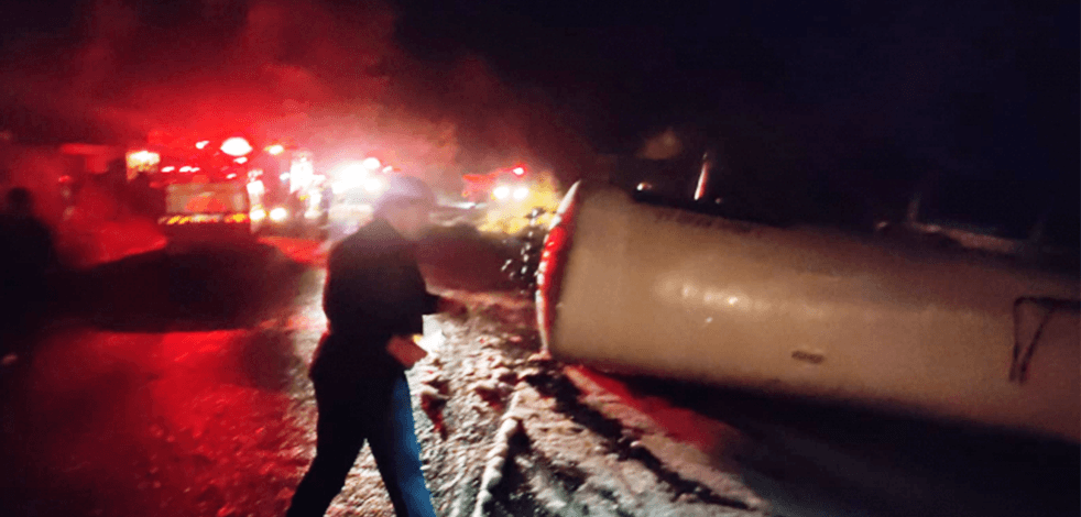 Tehlikeli madde taşıyan tanker devrildi yol ulaşıma kapatıldı