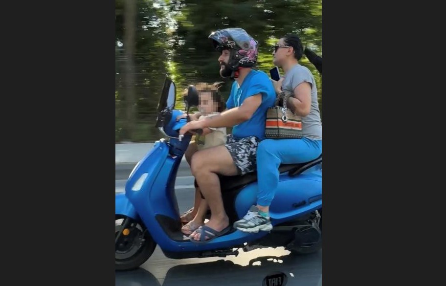 Tehlikeli yolculuk anbean kamerada! Emzikli çocuğu motosiklet üzerinde ayakta götürdü