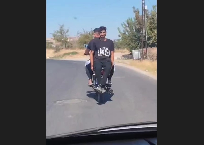 Tehlikeli yolculuk kamerada! Motosiklete ters oturdu